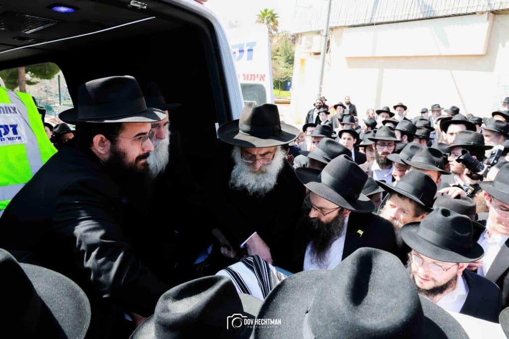במעמד רבבות: ראש הישיבה הובא למנוחות - בניו הוכתרו למ"מ