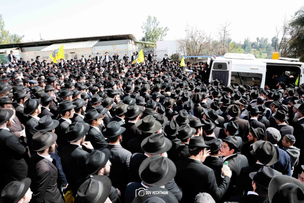 במעמד רבבות: ראש הישיבה הובא למנוחות - בניו הוכתרו למ"מ