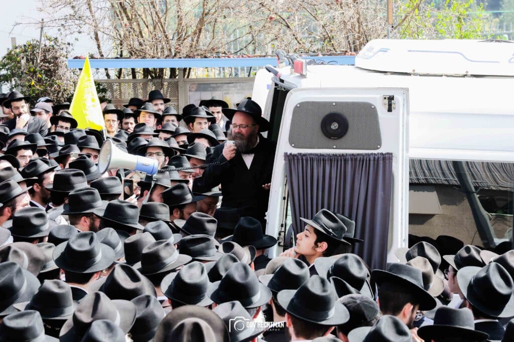 במעמד רבבות: ראש הישיבה הובא למנוחות - בניו הוכתרו למ"מ