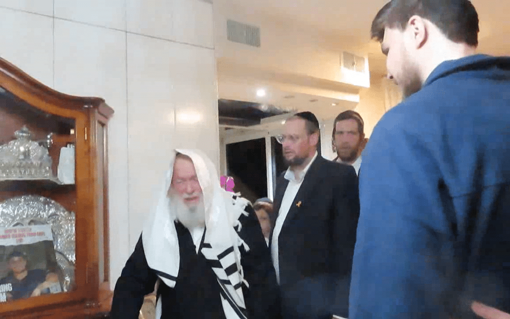 עמוד ההוראה נפגש עם שורד השבי ובירך שהחיינו בעודו פורץ בבכי