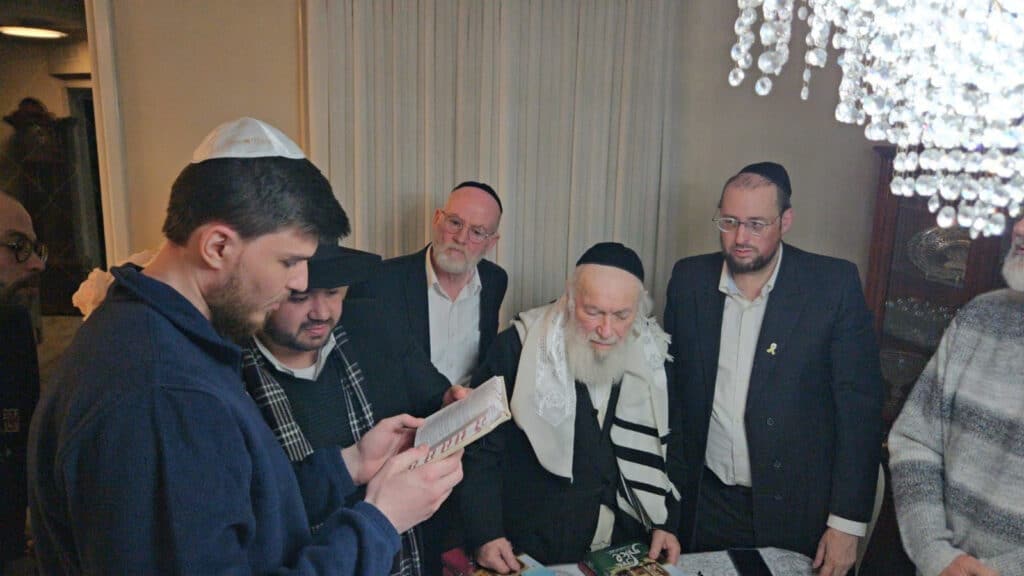 עמוד ההוראה נפגש עם שורד השבי ובירך שהחיינו בעודו פורץ בבכי