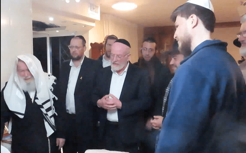 עמוד ההוראה נפגש עם שורד השבי ובירך שהחיינו בעודו פורץ בבכי