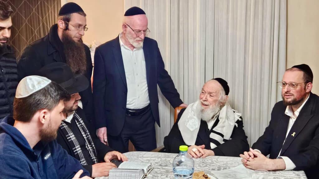 עמוד ההוראה נפגש עם שורד השבי ובירך שהחיינו בעודו פורץ בבכי