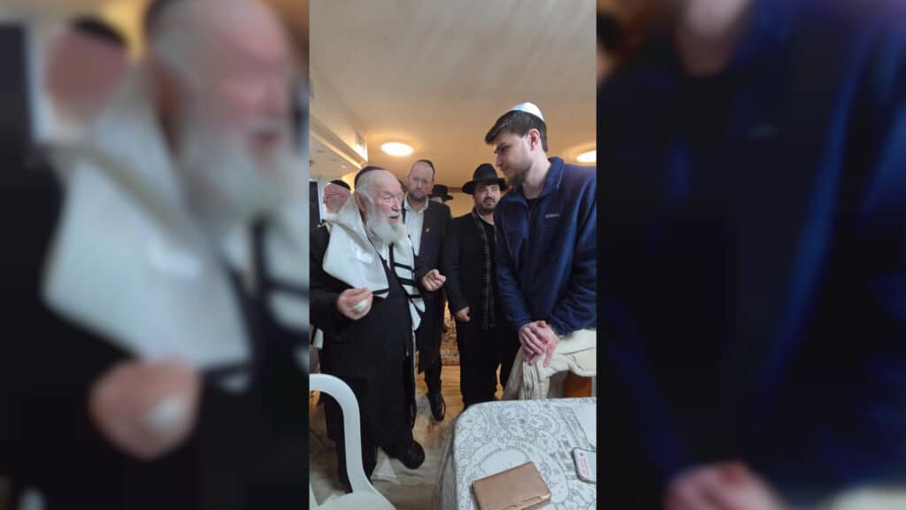 עמוד ההוראה נפגש עם שורד השבי ובירך שהחיינו בעודו פורץ בבכי