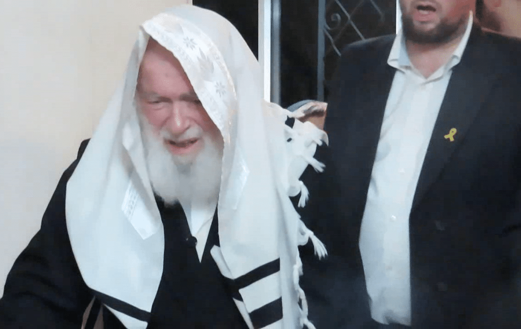 עמוד ההוראה נפגש עם שורד השבי ובירך שהחיינו בעודו פורץ בבכי