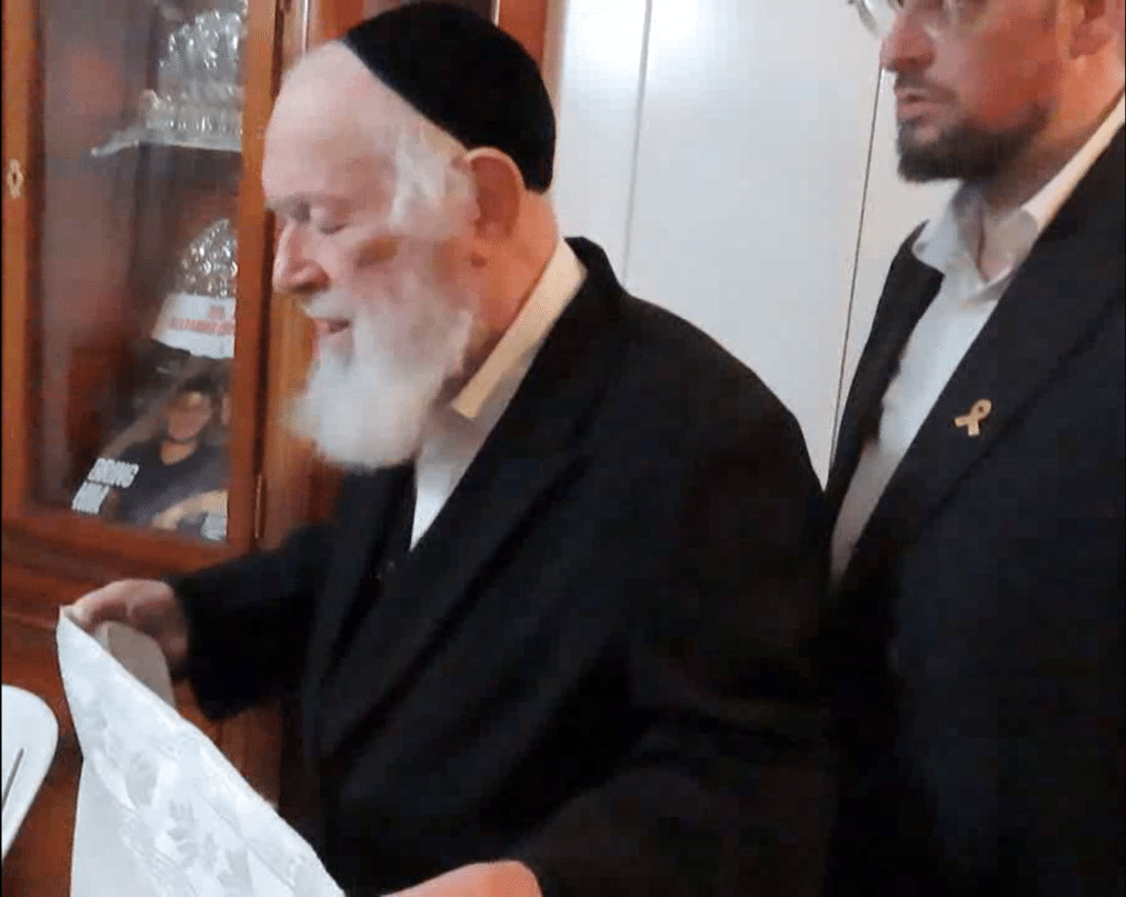 עמוד ההוראה נפגש עם שורד השבי ובירך שהחיינו בעודו פורץ בבכי