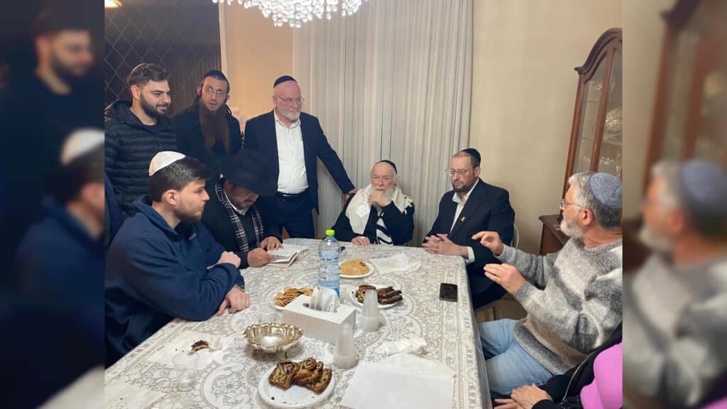 עמוד ההוראה נפגש עם שורד השבי ובירך שהחיינו בעודו פורץ בבכי