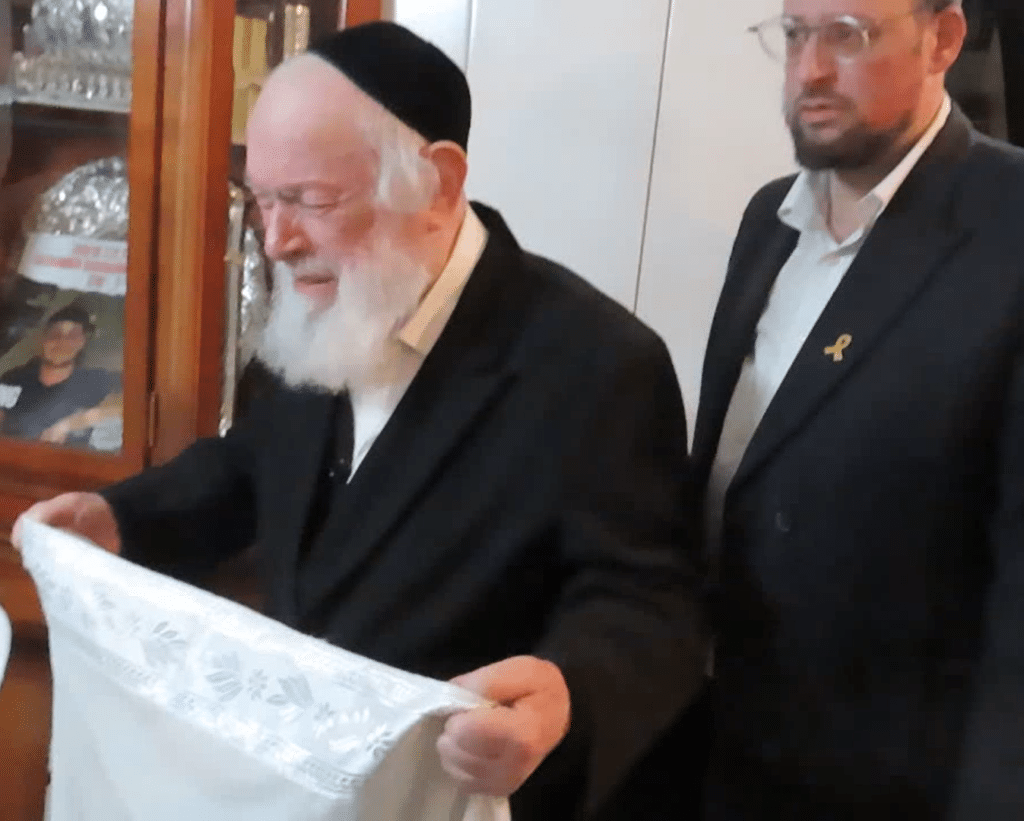 עמוד ההוראה נפגש עם שורד השבי ובירך שהחיינו בעודו פורץ בבכי