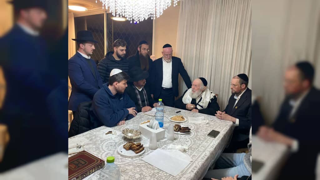 עמוד ההוראה נפגש עם שורד השבי ובירך שהחיינו בעודו פורץ בבכי