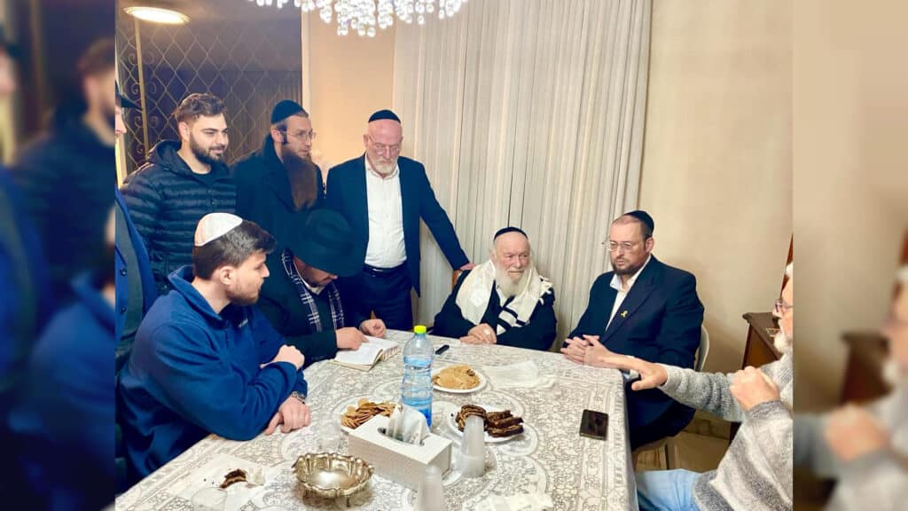 עמוד ההוראה נפגש עם שורד השבי ובירך שהחיינו בעודו פורץ בבכי