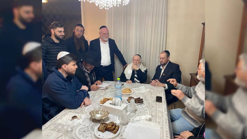 עמוד ההוראה נפגש עם שורד השבי ובירך שהחיינו בעודו פורץ בבכי