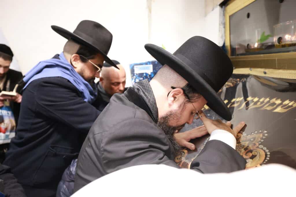 רב קהילת 'אור החיים' באלעד העתיר עם תלמידיו על קברי הצדיקים