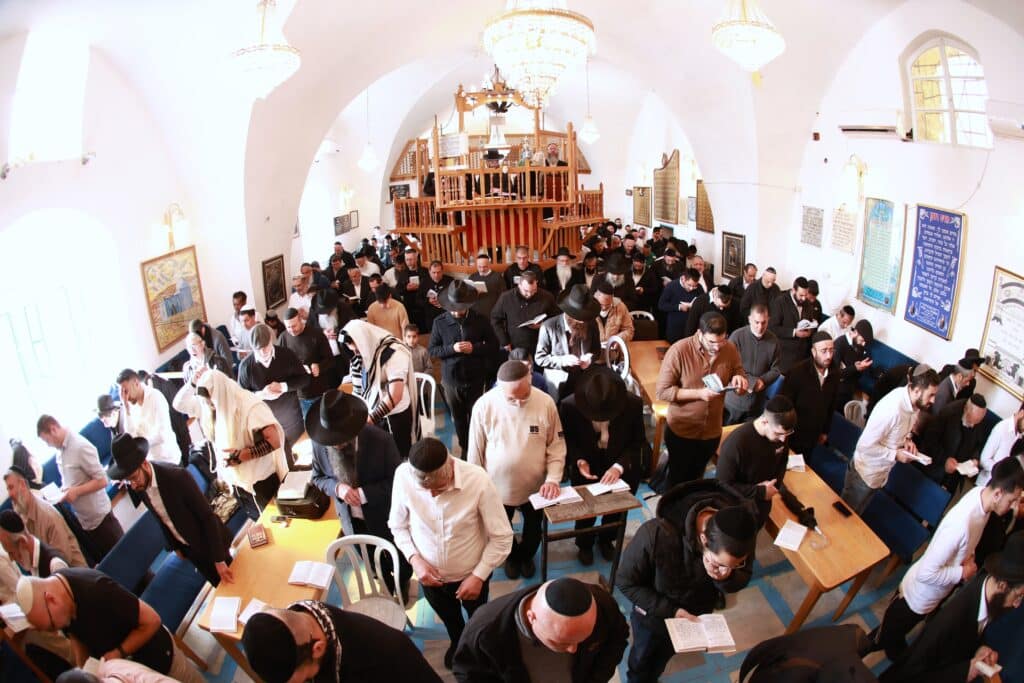 רב קהילת 'אור החיים' באלעד העתיר עם תלמידיו על קברי הצדיקים