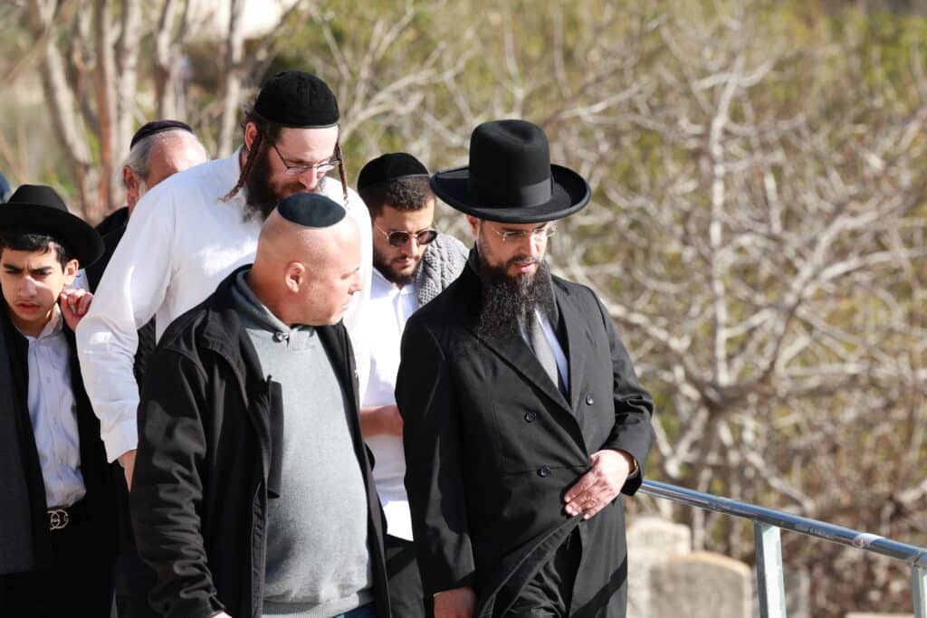 רב קהילת 'אור החיים' באלעד העתיר עם תלמידיו על קברי הצדיקים