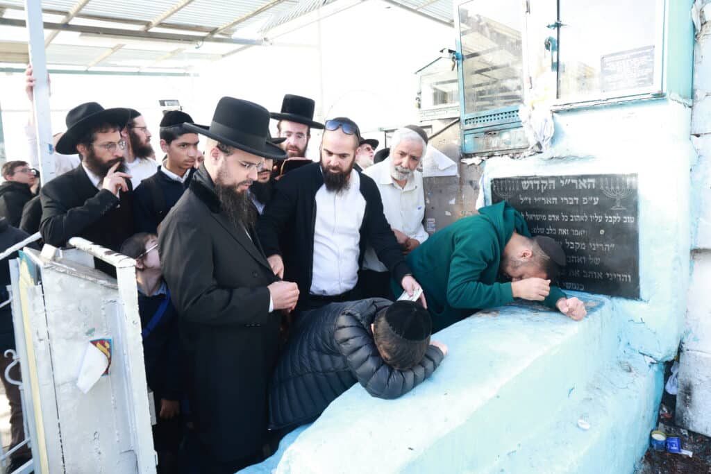 רב קהילת 'אור החיים' באלעד העתיר עם תלמידיו על קברי הצדיקים