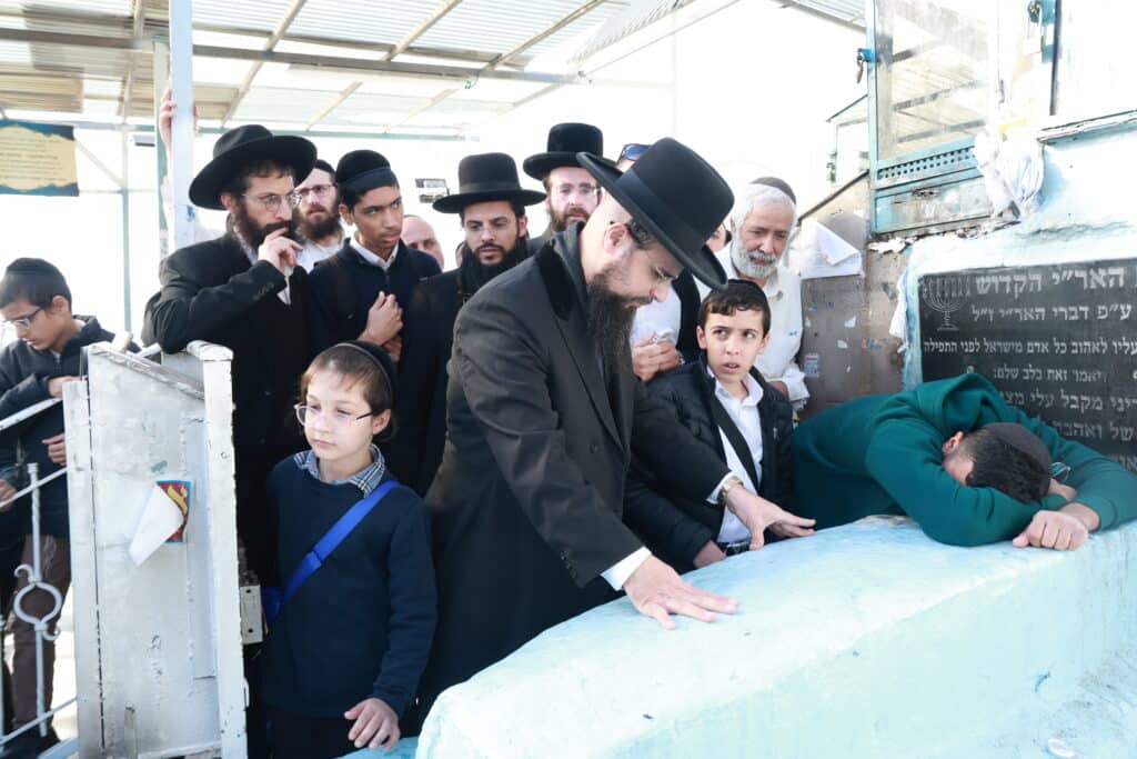 רב קהילת 'אור החיים' באלעד העתיר עם תלמידיו על קברי הצדיקים