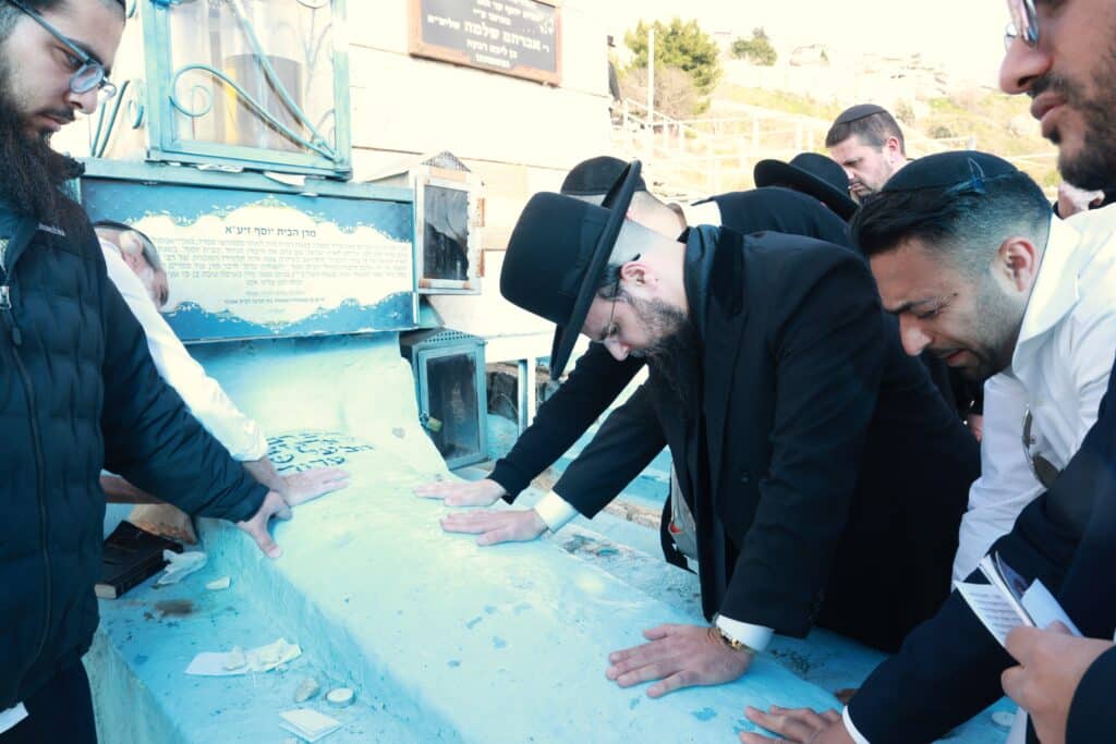 רב קהילת 'אור החיים' באלעד העתיר עם תלמידיו על קברי הצדיקים