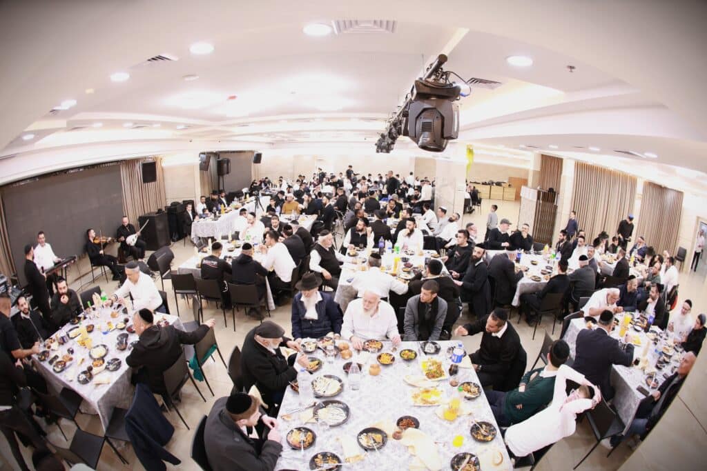 רב קהילת 'אור החיים' באלעד העתיר עם תלמידיו על קברי הצדיקים