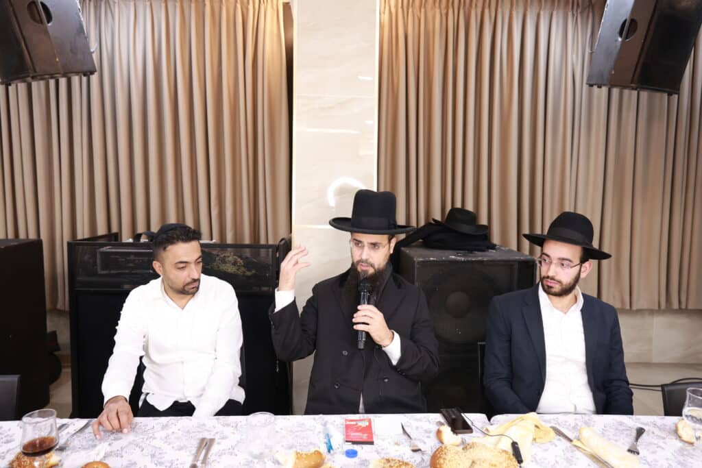 רב קהילת 'אור החיים' באלעד העתיר עם תלמידיו על קברי הצדיקים