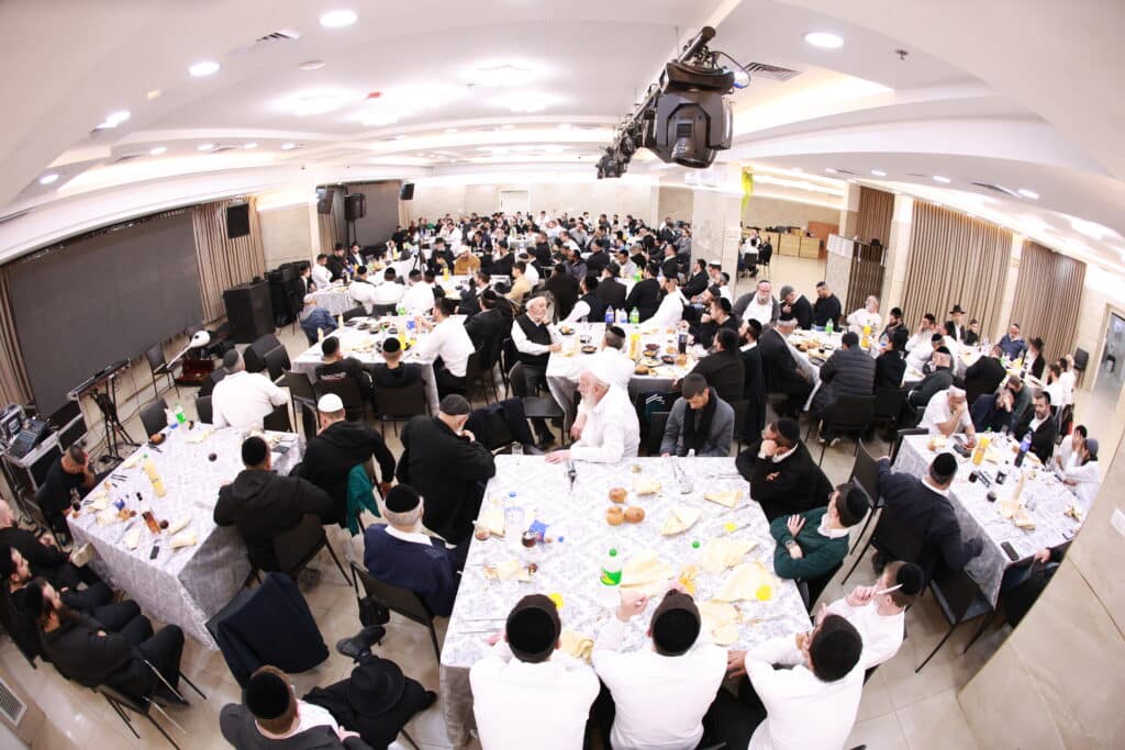 רב קהילת 'אור החיים' באלעד העתיר עם תלמידיו על קברי הצדיקים