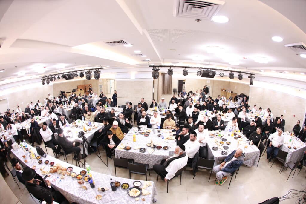 רב קהילת 'אור החיים' באלעד העתיר עם תלמידיו על קברי הצדיקים