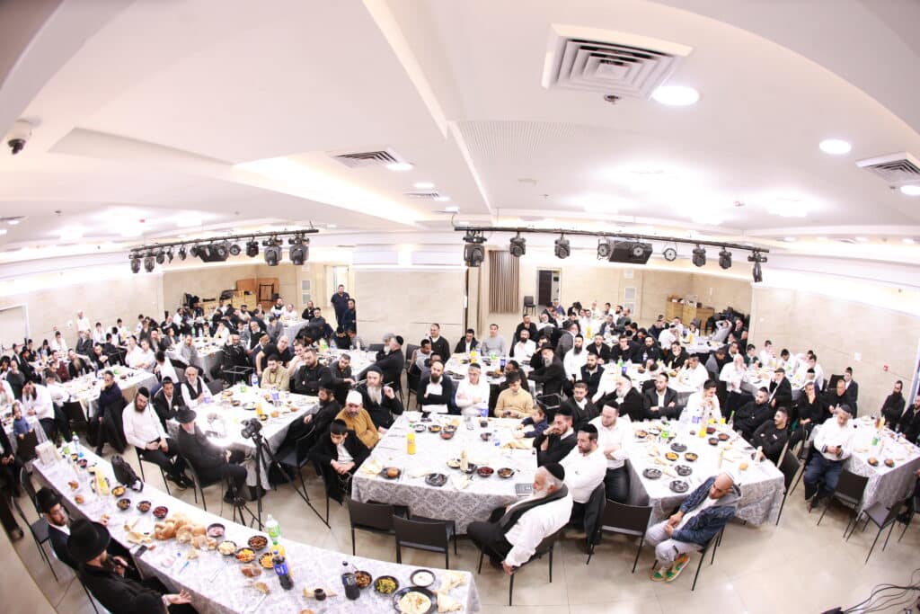 רב קהילת 'אור החיים' באלעד העתיר עם תלמידיו על קברי הצדיקים