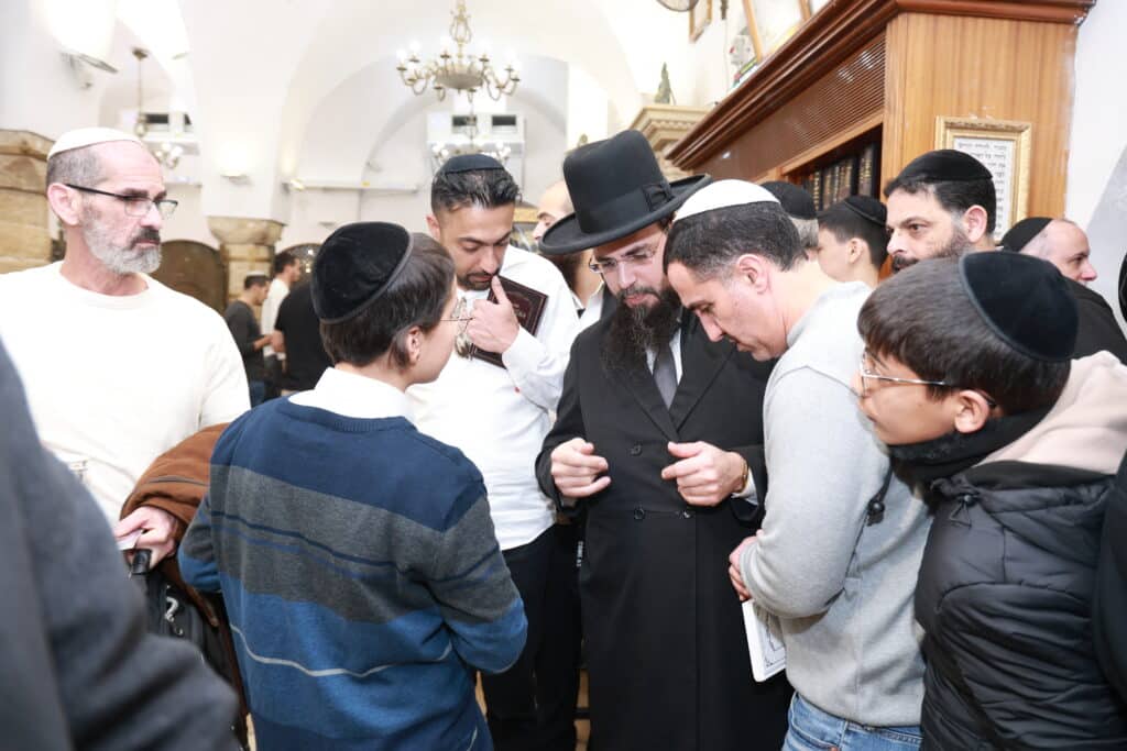 רב קהילת 'אור החיים' באלעד העתיר עם תלמידיו על קברי הצדיקים