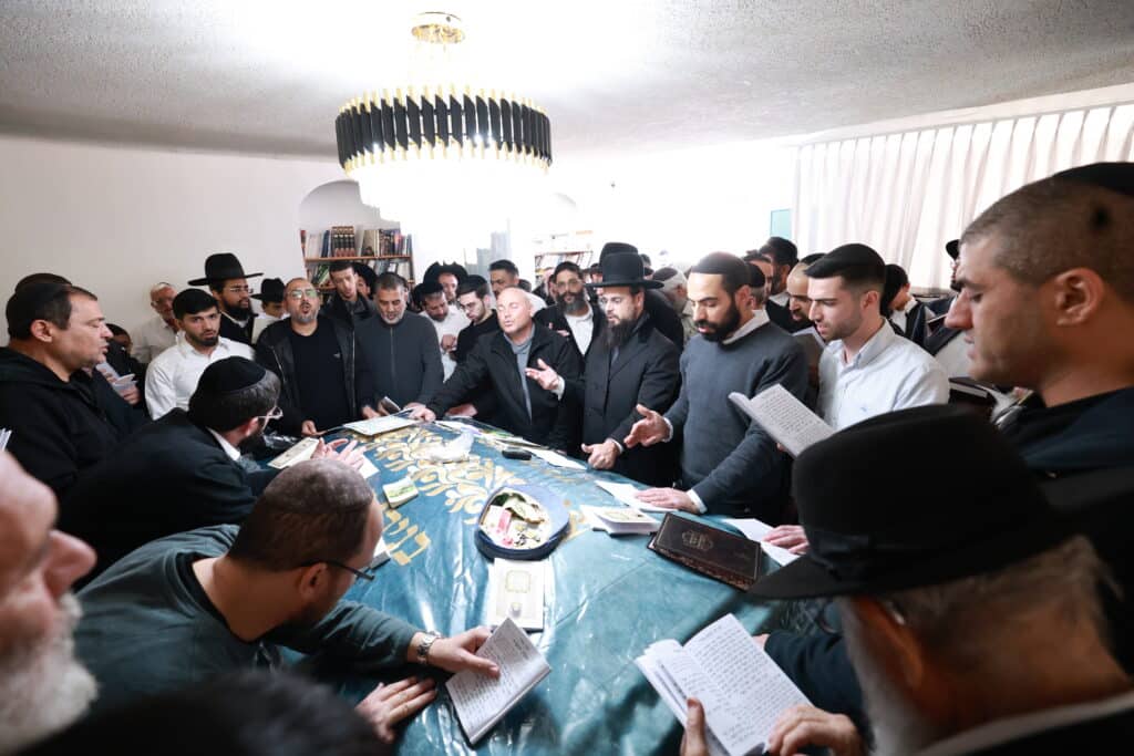 רב קהילת 'אור החיים' באלעד העתיר עם תלמידיו על קברי הצדיקים