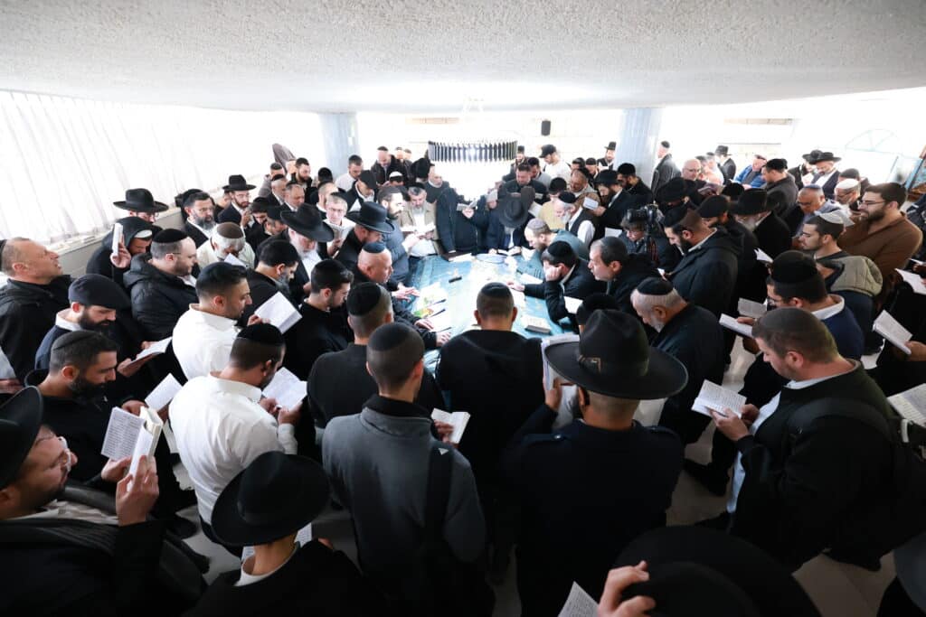 רב קהילת 'אור החיים' באלעד העתיר עם תלמידיו על קברי הצדיקים