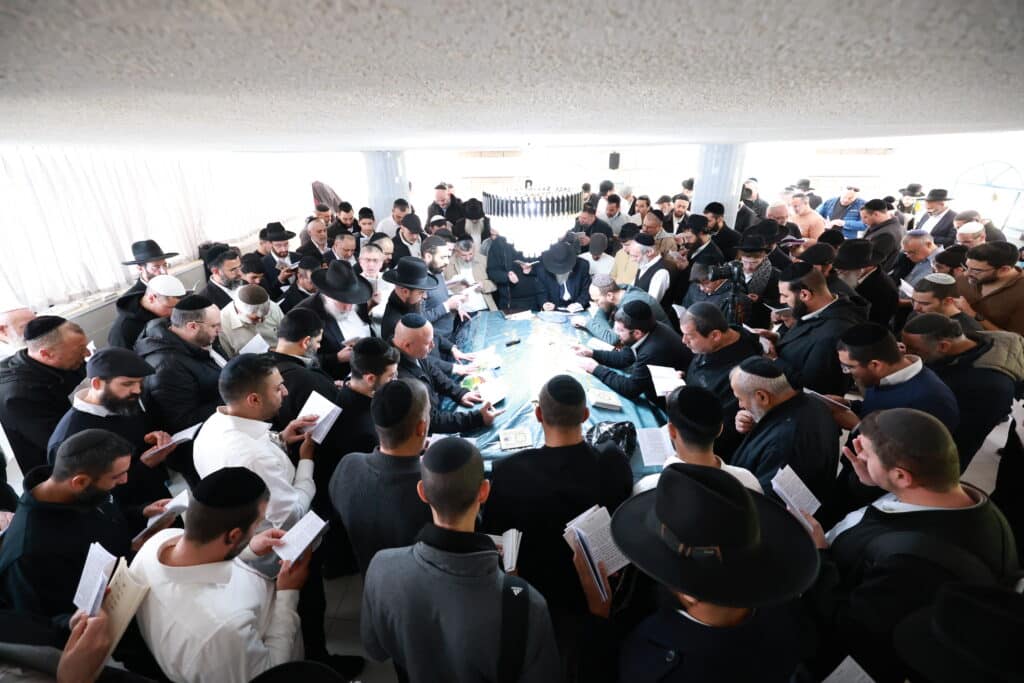 רב קהילת 'אור החיים' באלעד העתיר עם תלמידיו על קברי הצדיקים