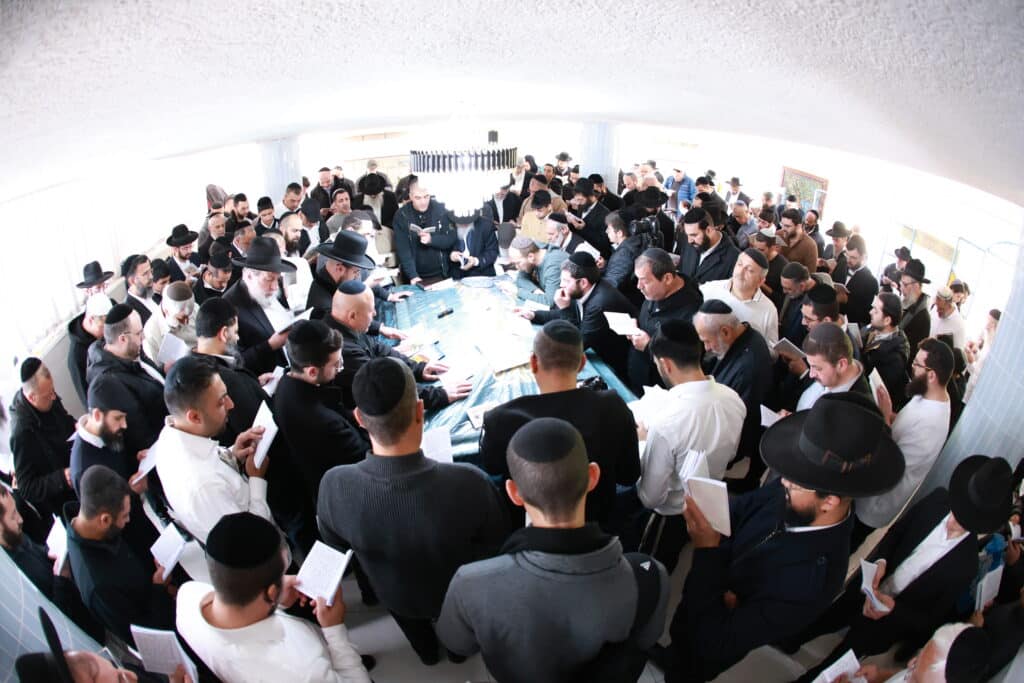 רב קהילת 'אור החיים' באלעד העתיר עם תלמידיו על קברי הצדיקים