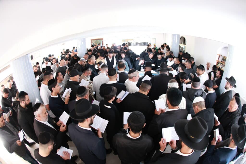 רב קהילת 'אור החיים' באלעד העתיר עם תלמידיו על קברי הצדיקים