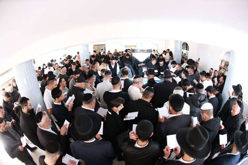 רב קהילת 'אור החיים' באלעד העתיר עם תלמידיו על קברי הצדיקים