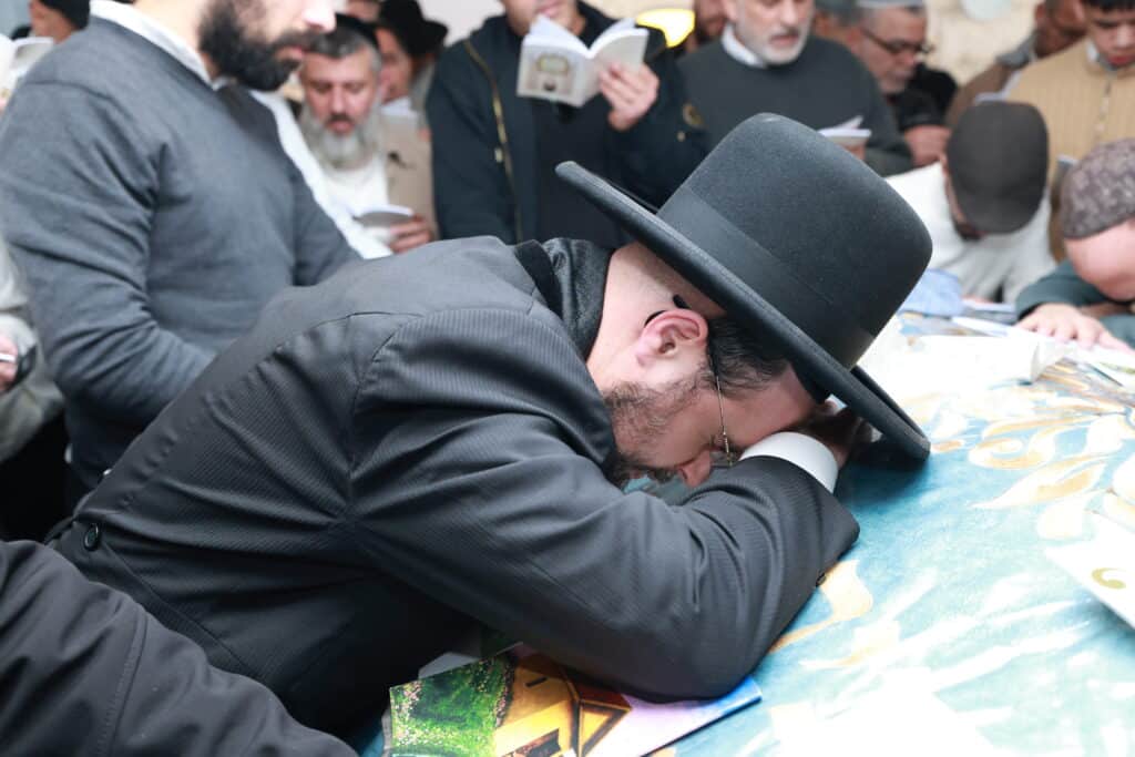 רב קהילת 'אור החיים' באלעד העתיר עם תלמידיו על קברי הצדיקים