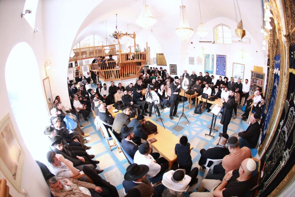 רב קהילת 'אור החיים' באלעד העתיר עם תלמידיו על קברי הצדיקים