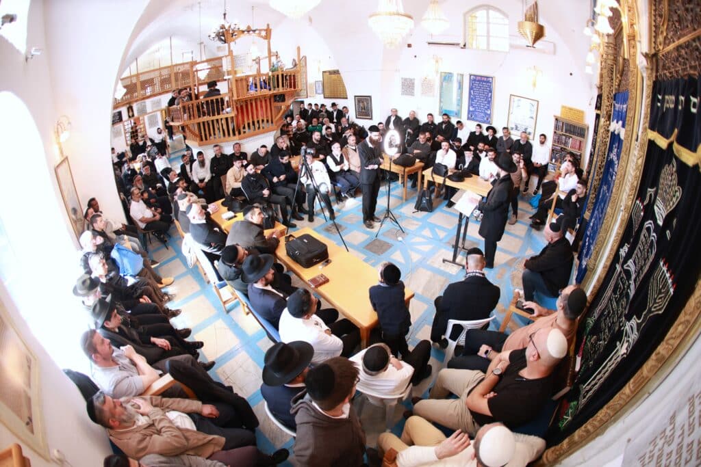 רב קהילת 'אור החיים' באלעד העתיר עם תלמידיו על קברי הצדיקים