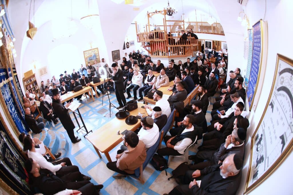 רב קהילת 'אור החיים' באלעד העתיר עם תלמידיו על קברי הצדיקים