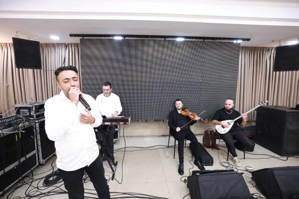 רב קהילת 'אור החיים' באלעד העתיר עם תלמידיו על קברי הצדיקים