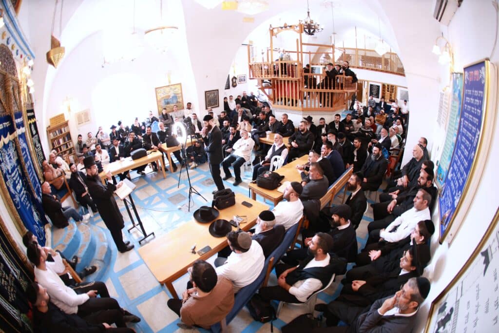 רב קהילת 'אור החיים' באלעד העתיר עם תלמידיו על קברי הצדיקים