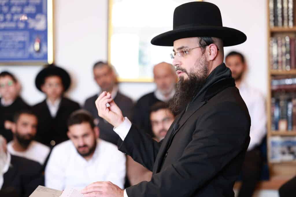 רב קהילת 'אור החיים' באלעד העתיר עם תלמידיו על קברי הצדיקים