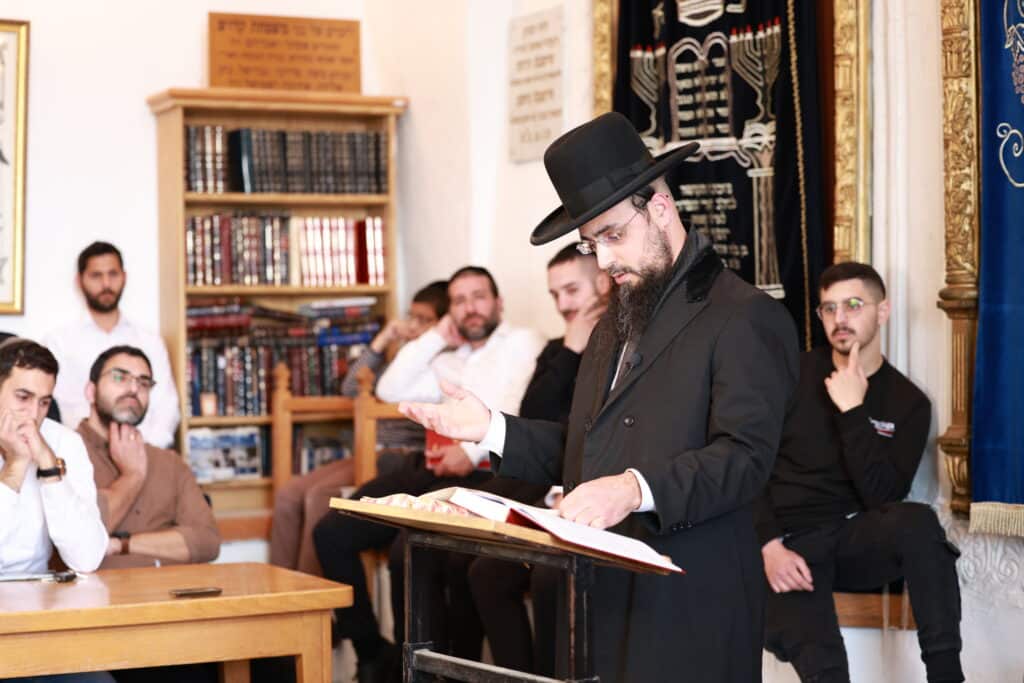 רב קהילת 'אור החיים' באלעד העתיר עם תלמידיו על קברי הצדיקים