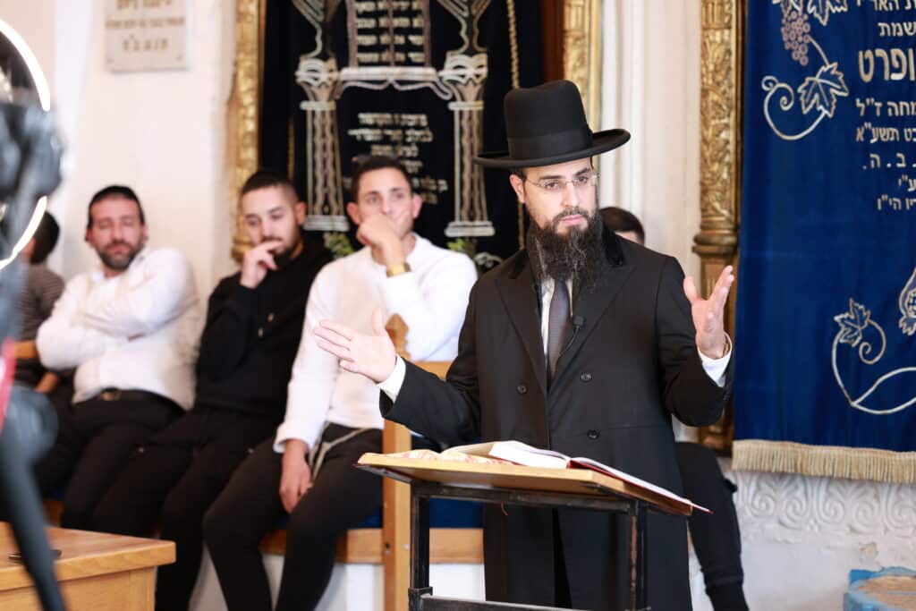 רב קהילת 'אור החיים' באלעד העתיר עם תלמידיו על קברי הצדיקים