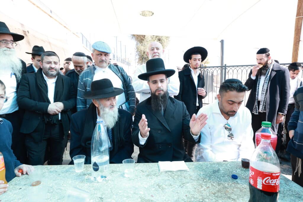 רב קהילת 'אור החיים' באלעד העתיר עם תלמידיו על קברי הצדיקים