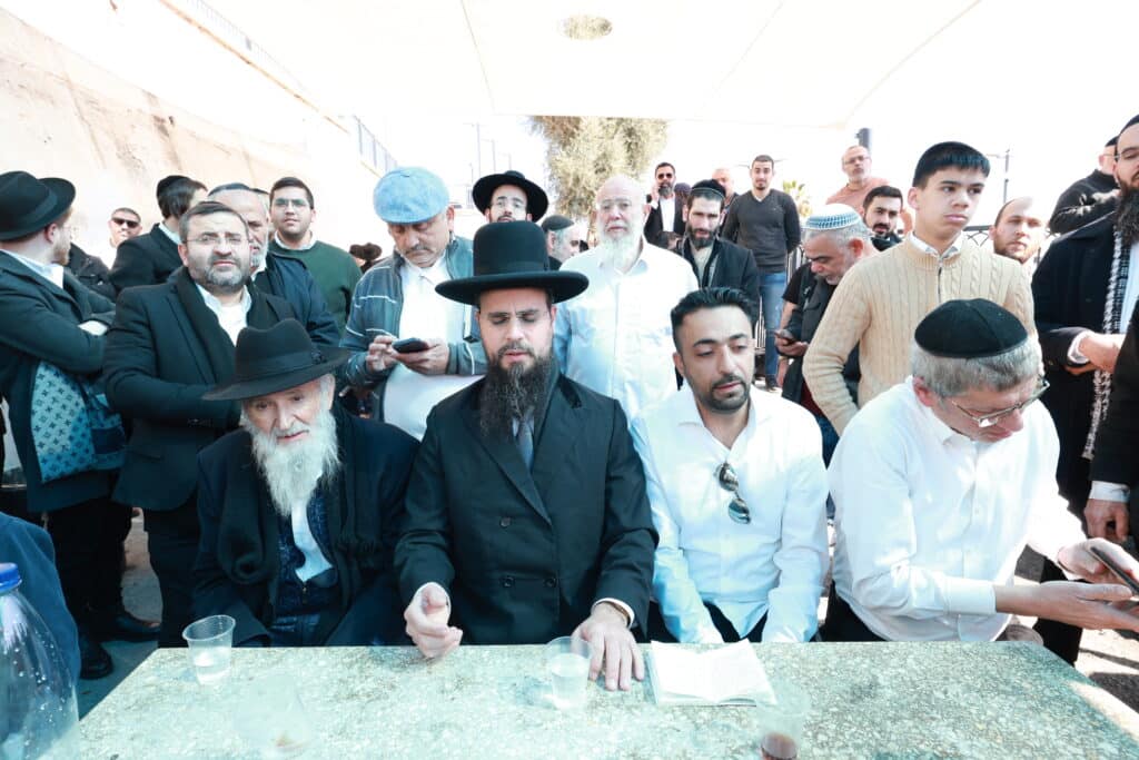 רב קהילת 'אור החיים' באלעד העתיר עם תלמידיו על קברי הצדיקים