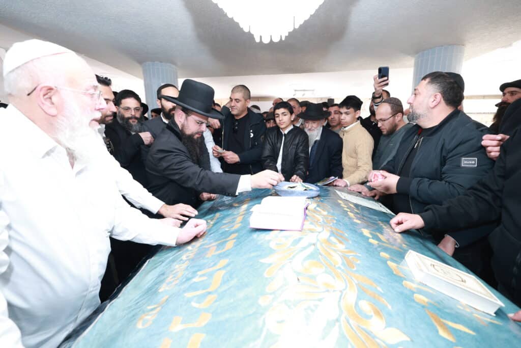 רב קהילת 'אור החיים' באלעד העתיר עם תלמידיו על קברי הצדיקים