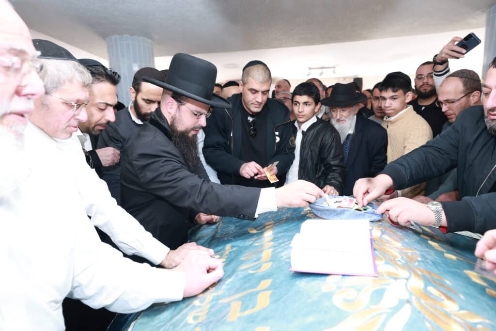 רב קהילת 'אור החיים' באלעד העתיר עם תלמידיו על קברי הצדיקים