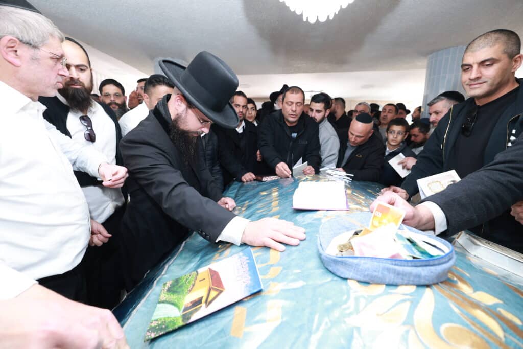 רב קהילת 'אור החיים' באלעד העתיר עם תלמידיו על קברי הצדיקים