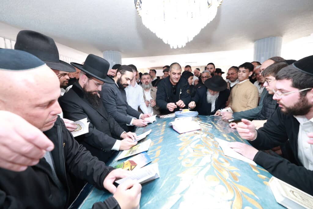 רב קהילת 'אור החיים' באלעד העתיר עם תלמידיו על קברי הצדיקים