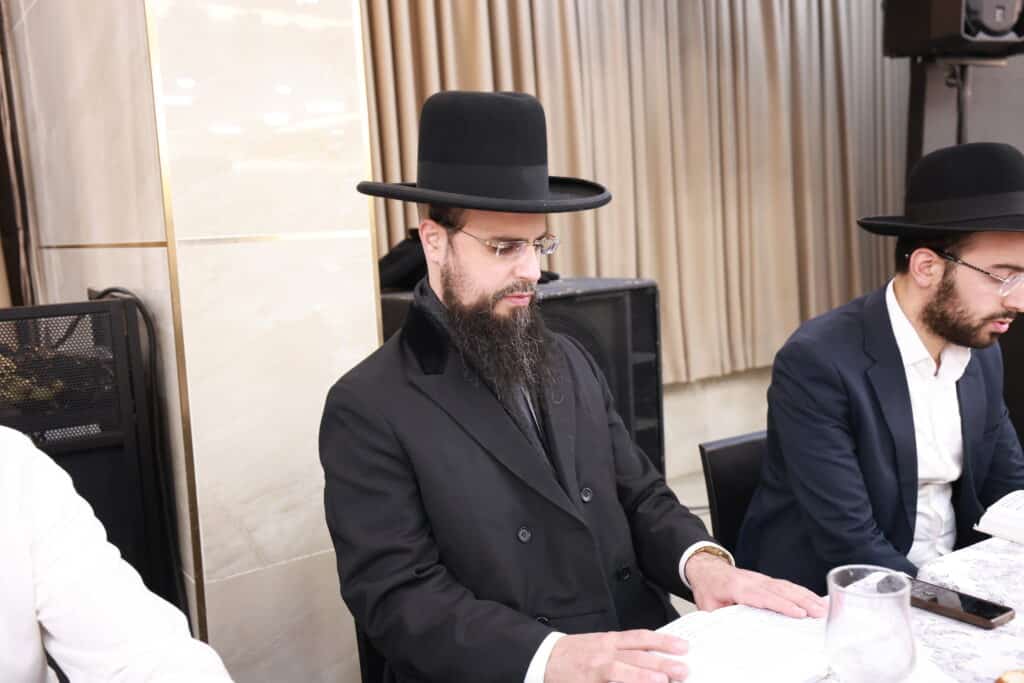 רב קהילת 'אור החיים' באלעד העתיר עם תלמידיו על קברי הצדיקים