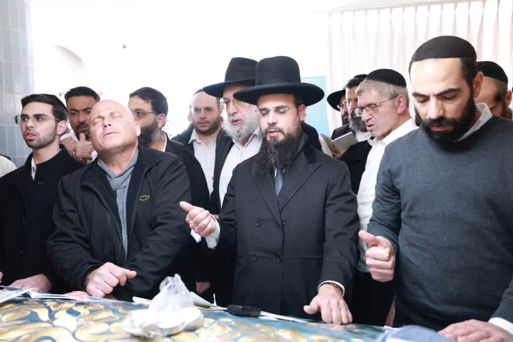 רב קהילת 'אור החיים' באלעד העתיר עם תלמידיו על קברי הצדיקים